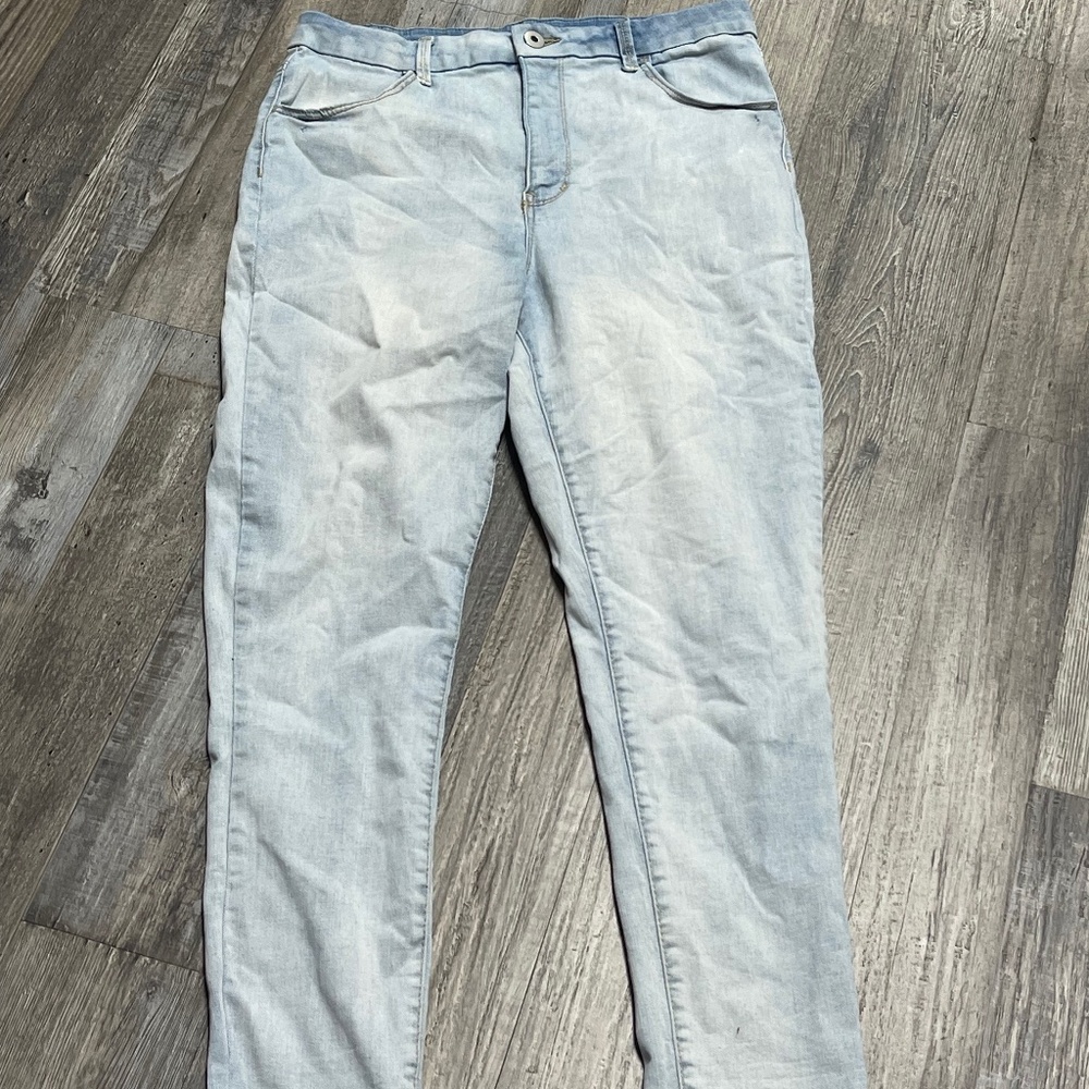 No Boundaries Light Wash Jeans